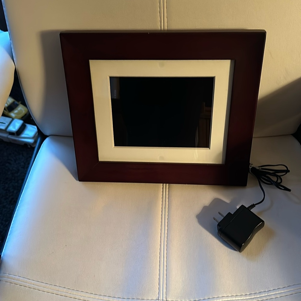 Philips digital photo frame, some wear on the frame. (See photos)